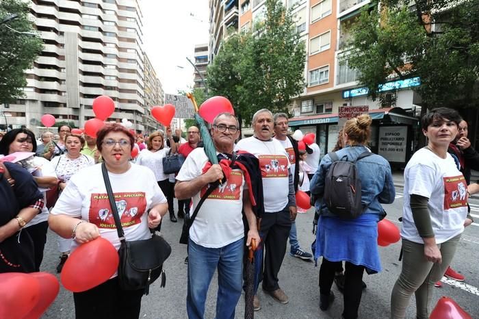 Manifestación de afectados por el cierre de iDenta