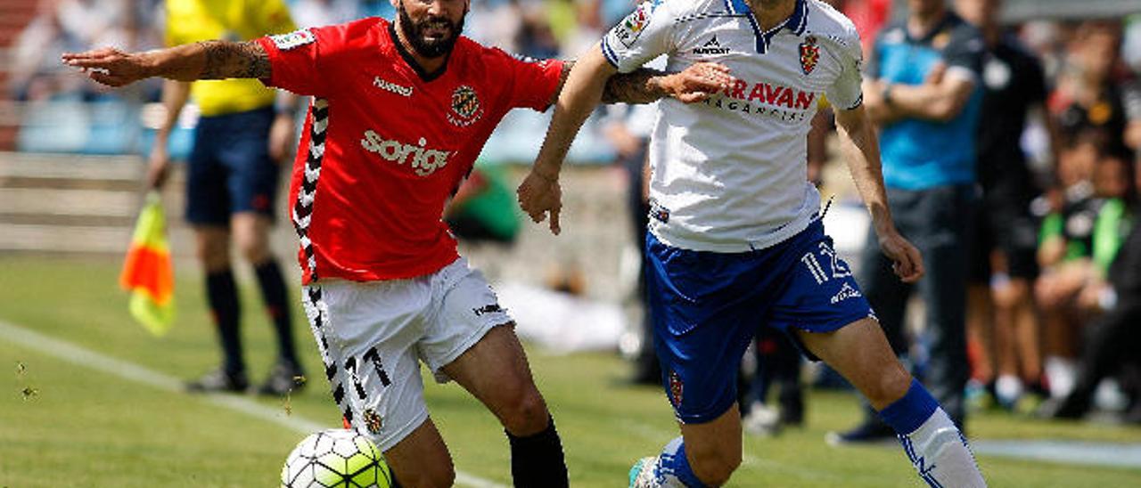 Lanzarote, a la derecha, disputa un balón con Lobato, del Nástic.