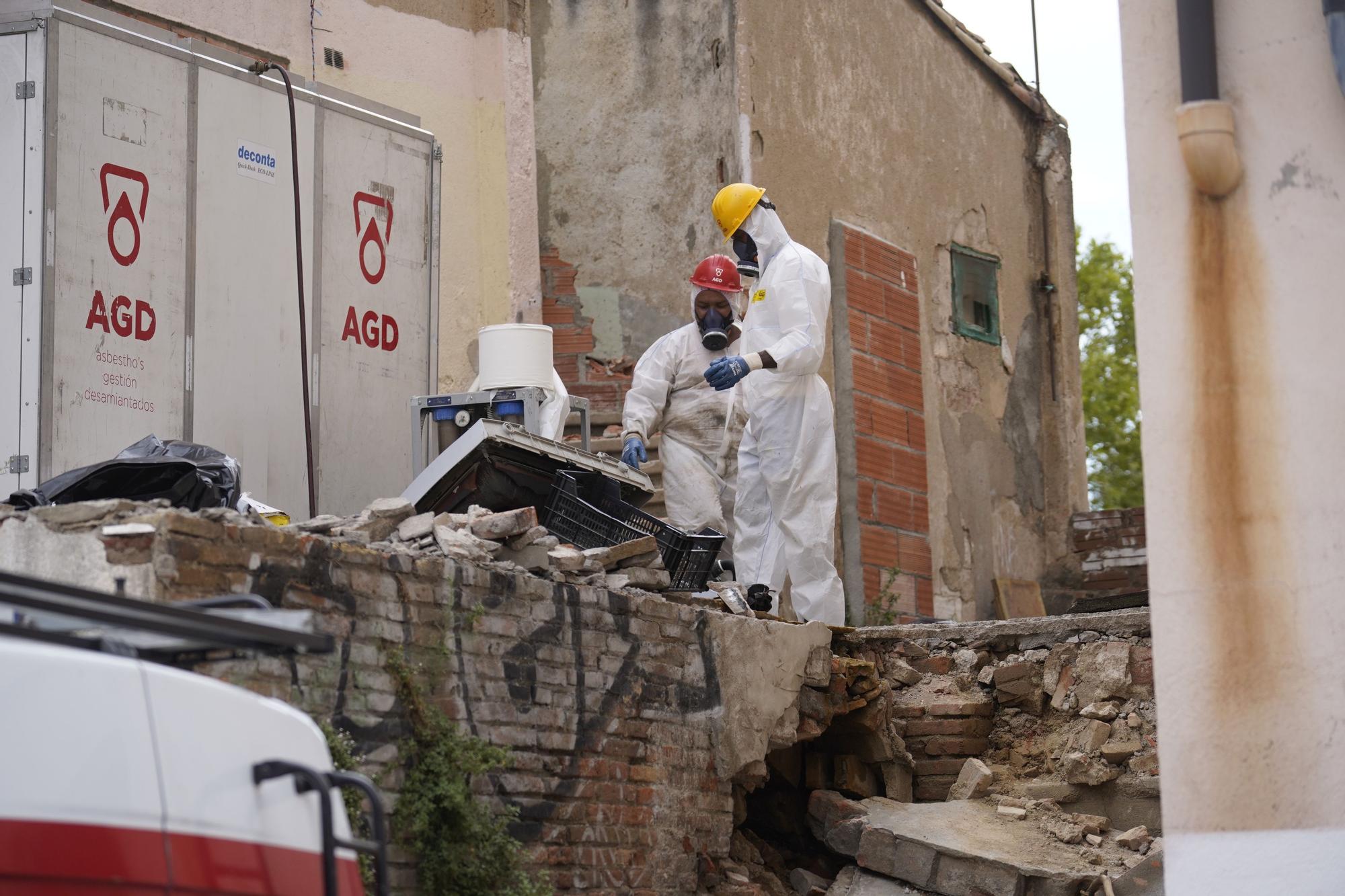 Retiren el fibrociment per enderrocar els edificis del carrer Universitat de Montpeller