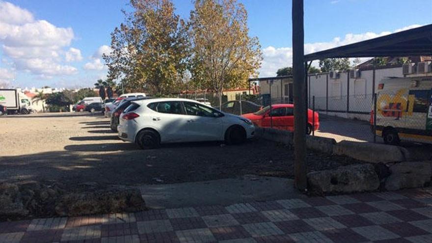 Vehículos estacionados en la parcela anexa al centro de salud de San Pedro.