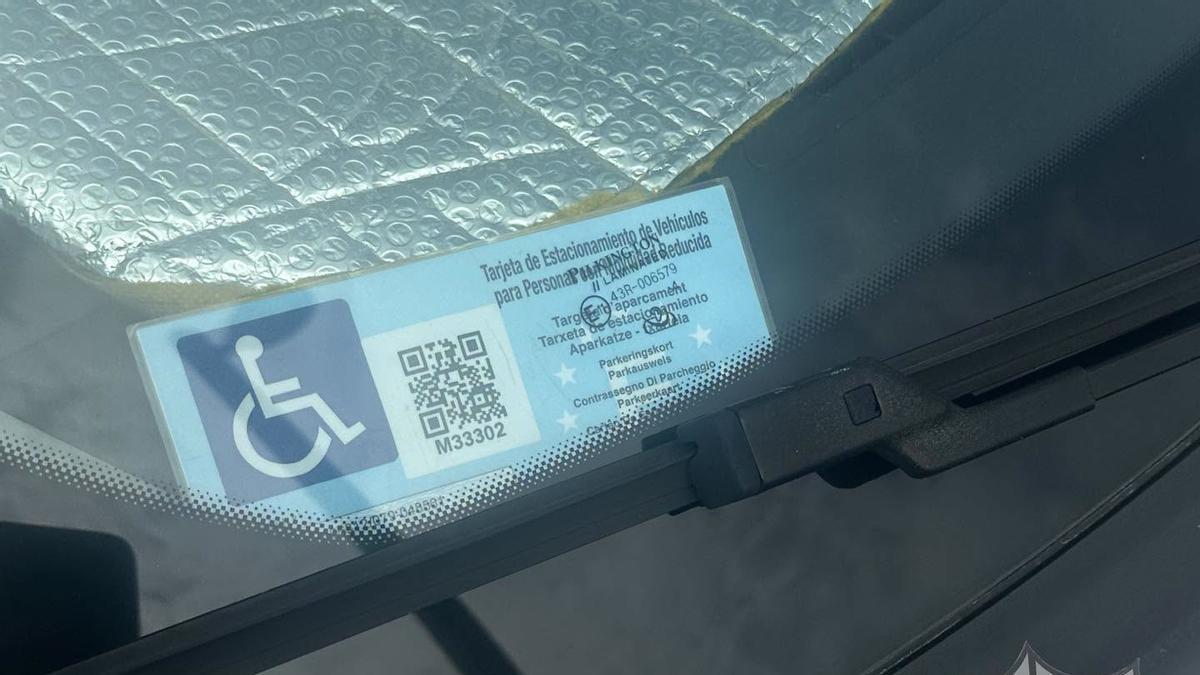 Una tarjeta de estacionamiento para persona con movilidad reducida.