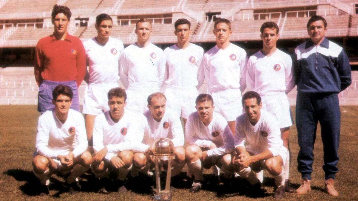 El Real Madrid se proclamó campeón de la Copa Intercontinental en 1960 por primera vez en su historia.