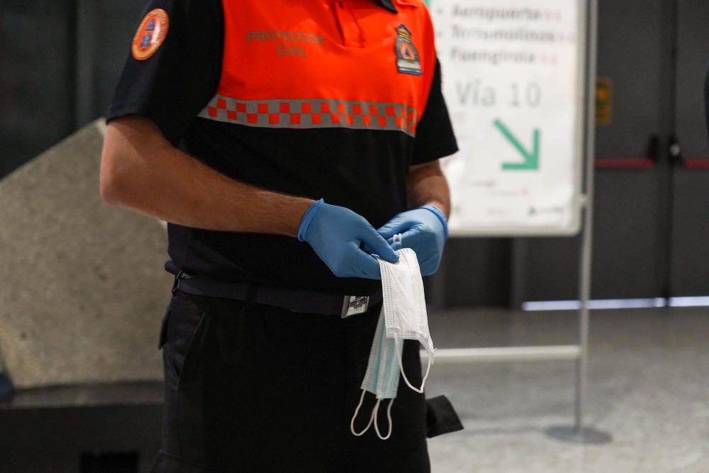 Reparto de mascarillas en la estación de metro del Perchel y en la estación de Cercanías María Zambrano, este lunes con el reinicio de la actividad laboral no esencial.