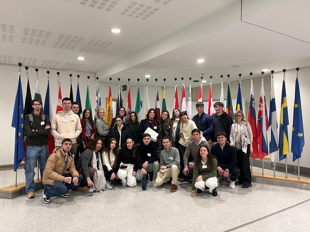 Estas experiencias contribuyen a que los futuros juristas comprendan la dimensión supranacional del Derecho