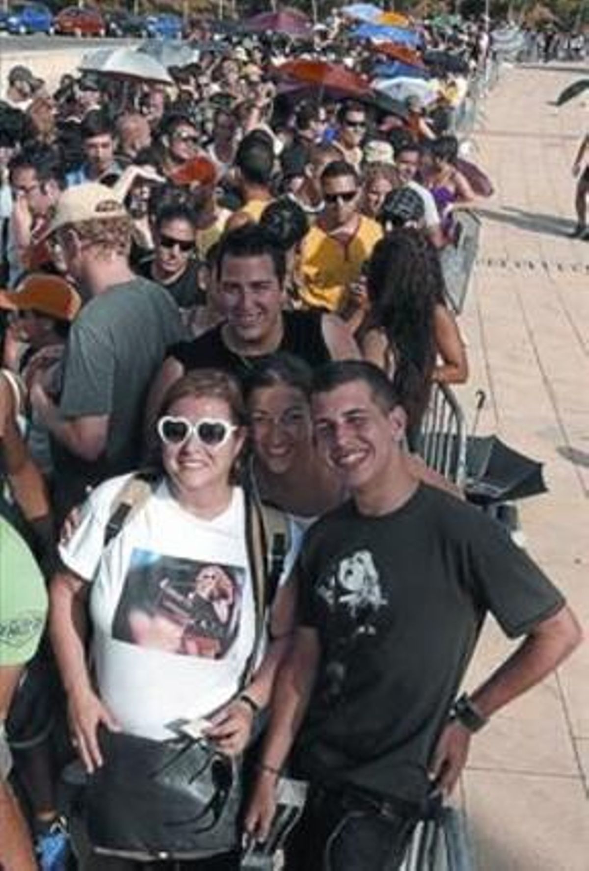 Fans de Madonna moments abans d’entrar a l’Estadi Olímpic. Fans de Madonna moments abans d’entrar a l’Estadi Olímpic.