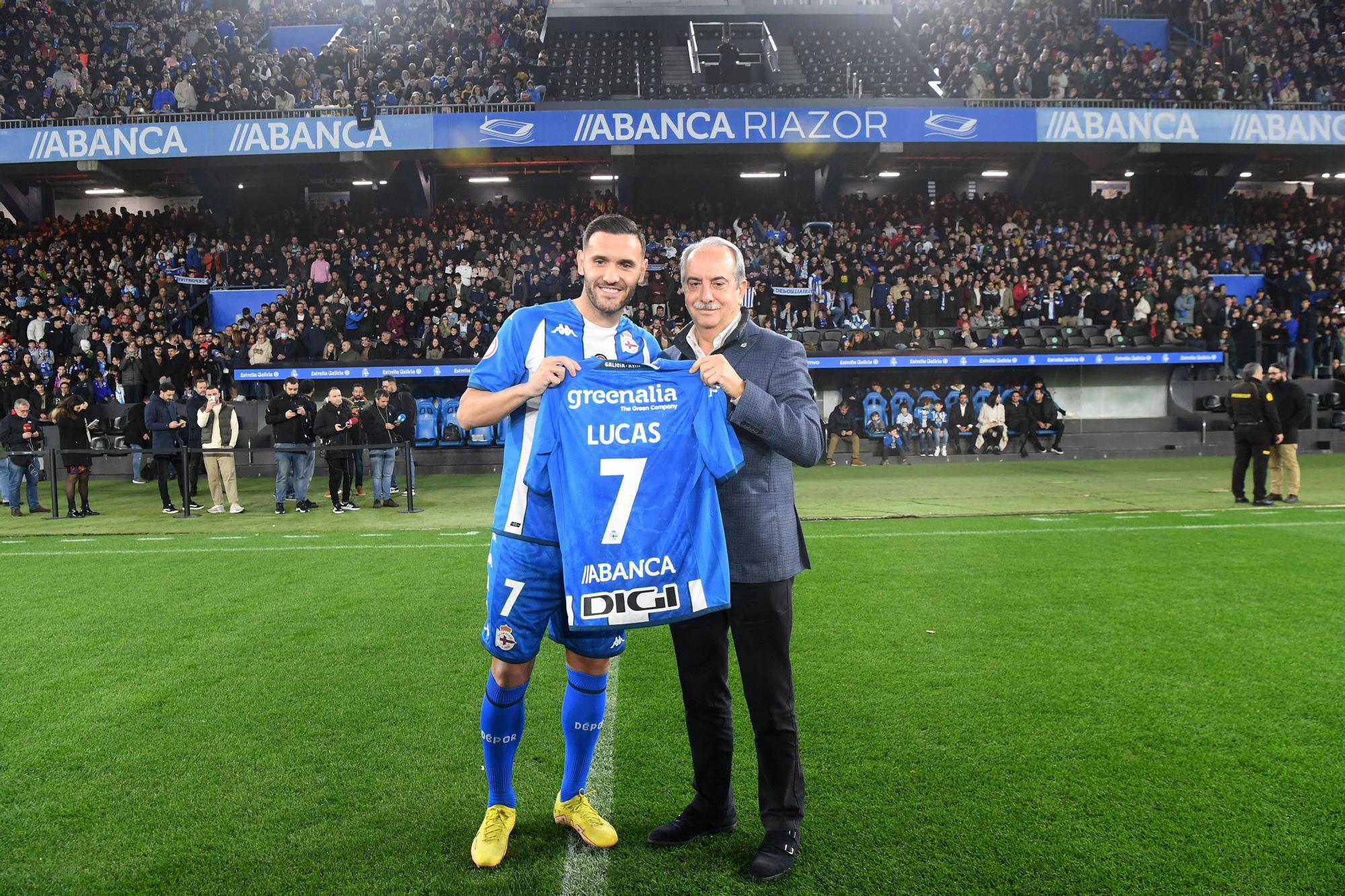 Riazor aclama a Lucas Pérez en su presentación