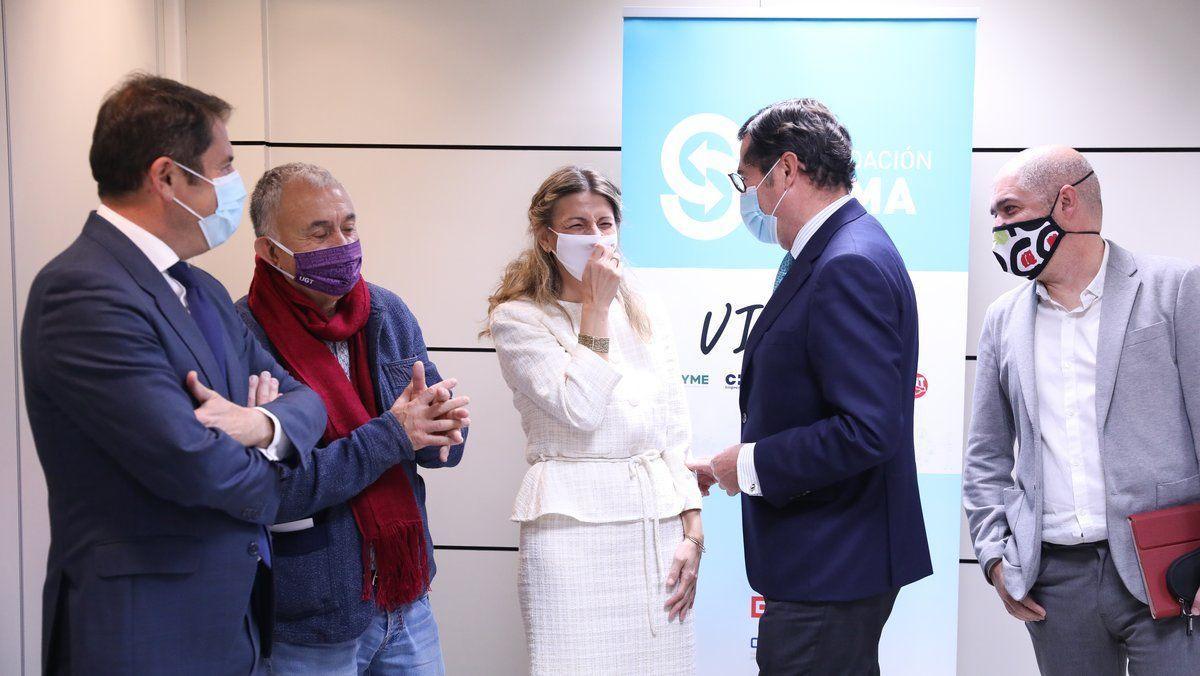 La ministra de Trabajo, Yolanda Díaz, junto a Antonio Garamendi y los representantes de los sindicatos.