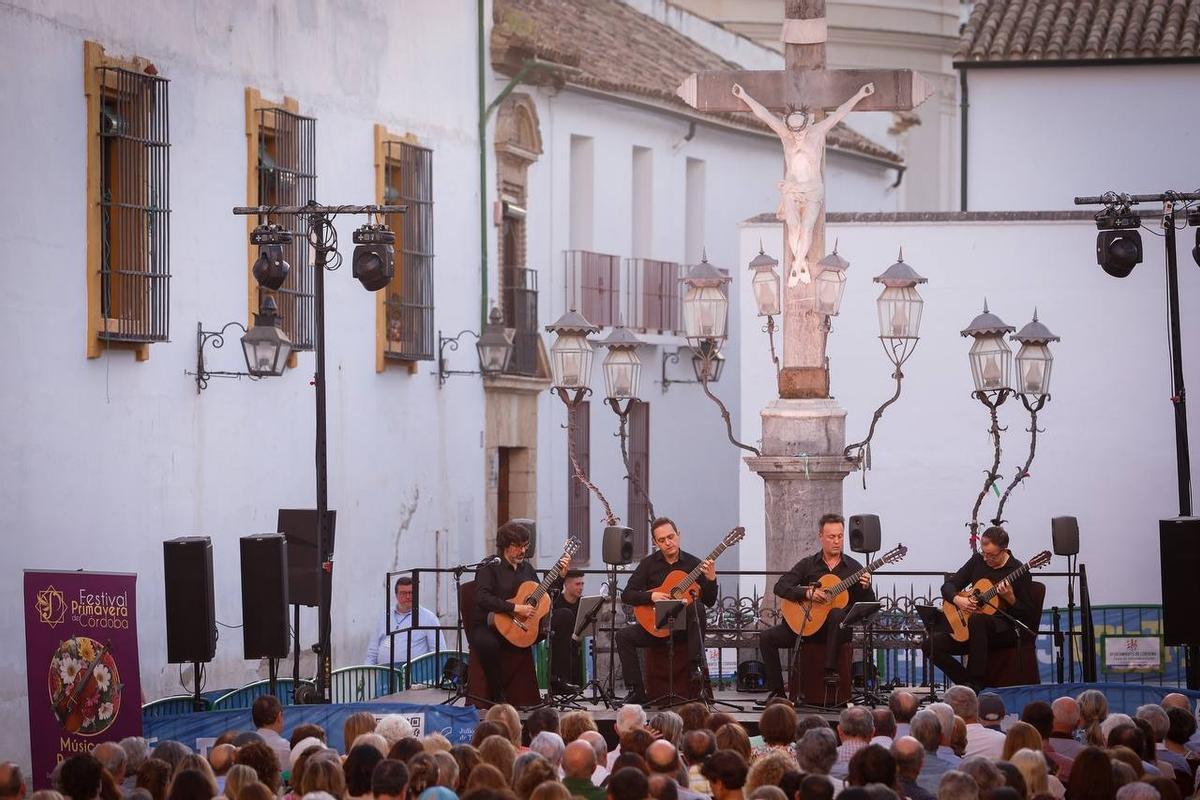 Cuarteto de Guitarras de Andalucía en la plaza de Capuchinos.
