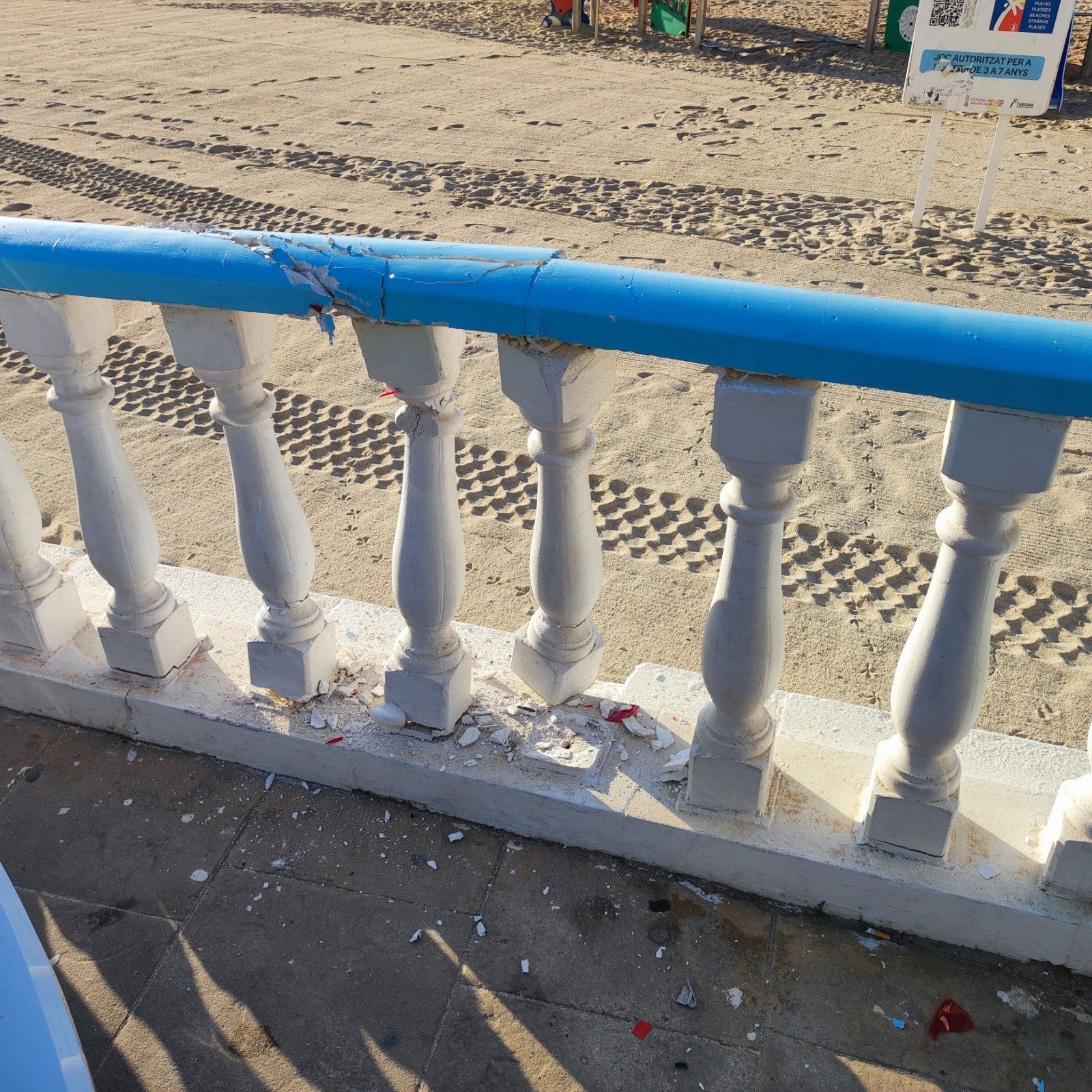 Un vehículo arrolla y causa daños en otros cinco en el paseo de la playa de Los Locos de Torrevieja