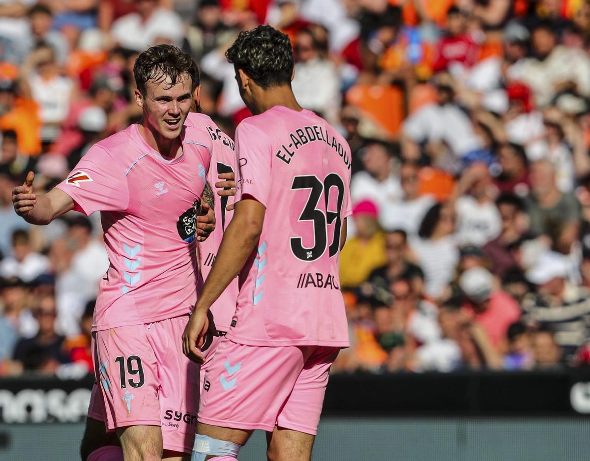 Williot celebra con Jones  El Abdellaoui uno de los goles del Celta al Valencia en Mestalla.