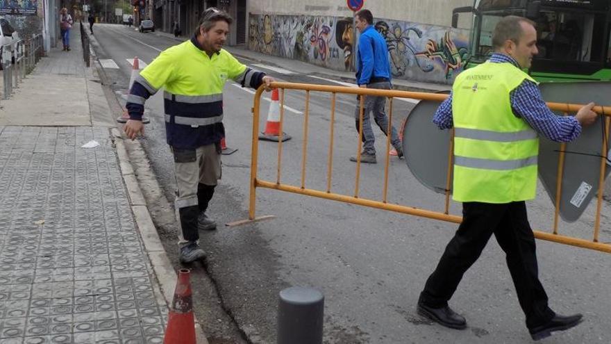 Operaris de manteniment de l&#039;Ajuntament posant les tanques