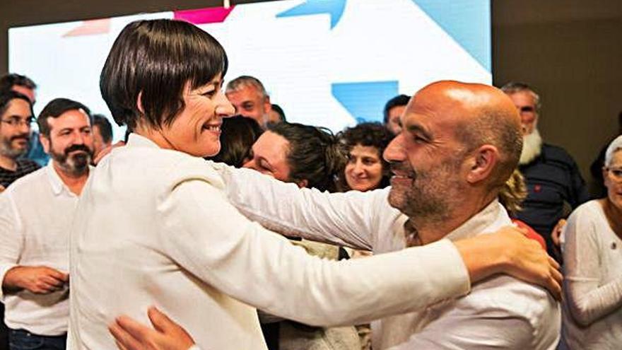 Ana Pontón abraza al candidato por A Coruña, Néstor Rego.