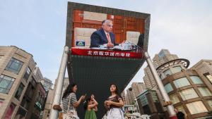 El primer ministro húngaro, Viktor Orban, en una pantalla gigante en su visita a China