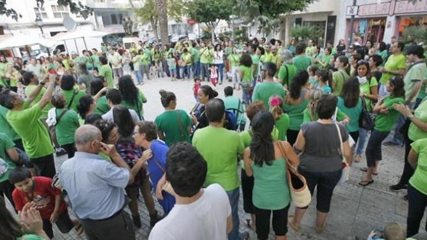 Asistentes a la concentración frente a la antigua escuela de Sa Graduada, donde se leyó un manifiesto contra las reformas educativas de los gobiernos central y autonómico.