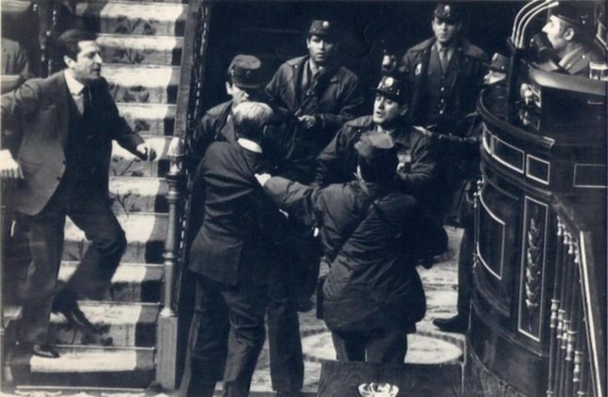 23 de febrer de 1981: Històrica imatge de Suárez al Congrés després de l’assalt de Tejero.