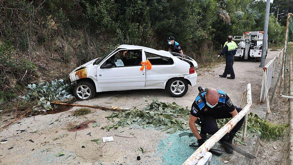 El vehículo del fallecido, antes de ser retirado por una grúa del lugar del accidente.