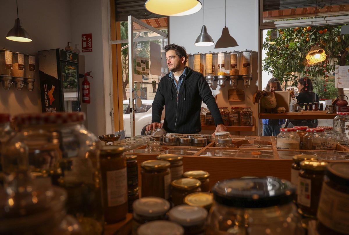 Davide posa en Biosofía, un rincón pensado para quienes quieren cuidarse de forma natural. Davide posa en Biosofía, un rincón pensado para quienes quieren cuidarse de forma natural.