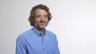 Javier Albares, médico: "El uso excesivo de pantallas puede provocar síntomas que lleven a diagnósticos equivocados de TDAH"