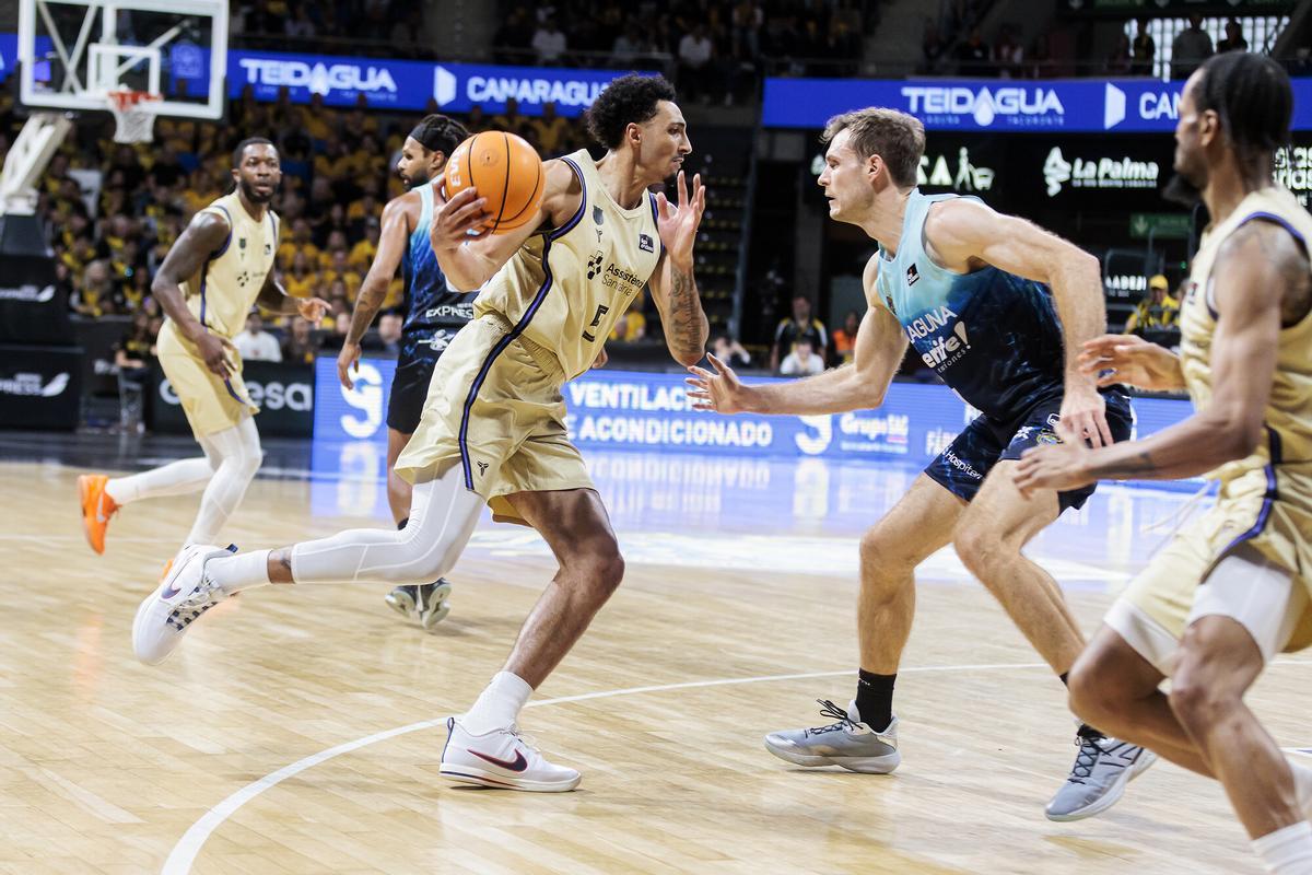 Norris trata de dejar atrás a Tim Abromaitis