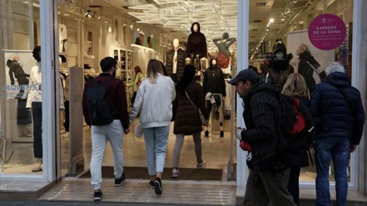 Varios clientes entran en una tienda del paseo de Gràcia, en Barcelona.