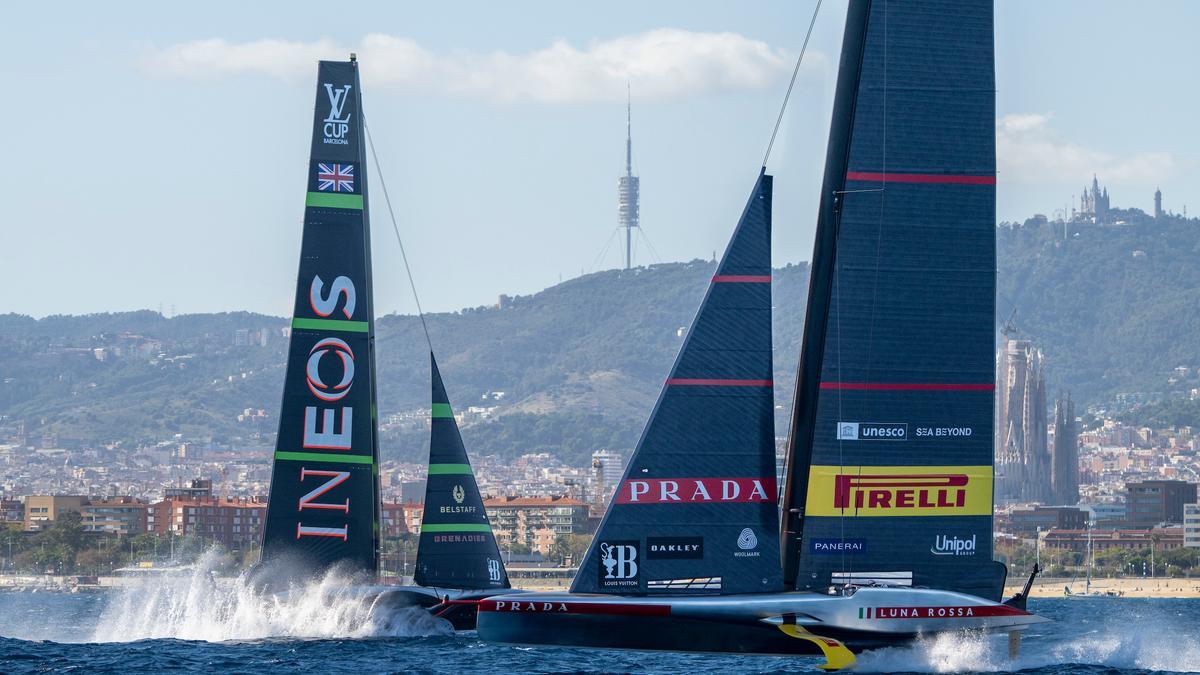 El 'Britannia' y la 'bala plateada' de británicos e italianos compiten en la final de la Louis Vuitton Cup, este lunes.