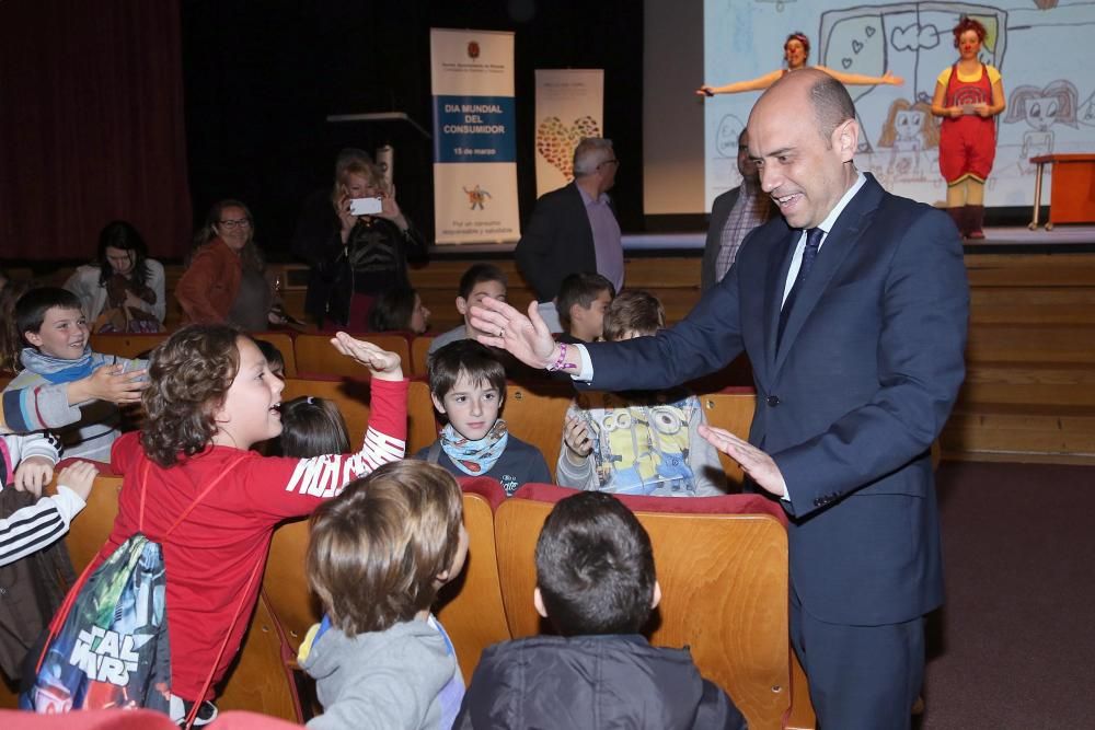 Echávarri entrega los premios de los concursos escolares organizados con motivo del Día del Consumidor