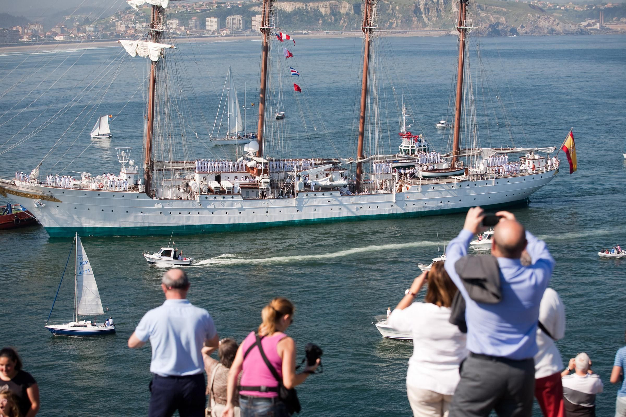 En imágenes: Así fue la última visita del Juan Sebastián Elcano a Asturias, en 2013 y a Avilés