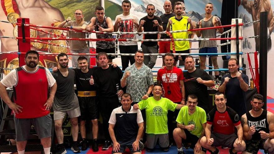 La leyenda del boxeo Javier Castillejo da una clase maestra en el Centro Deportivo Aitor Nieto de Oviedo