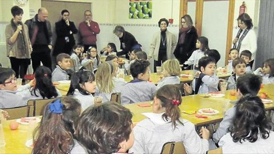 Más de 360 escolares de Nules aprenden el valor de un desayuno sano con clemenules