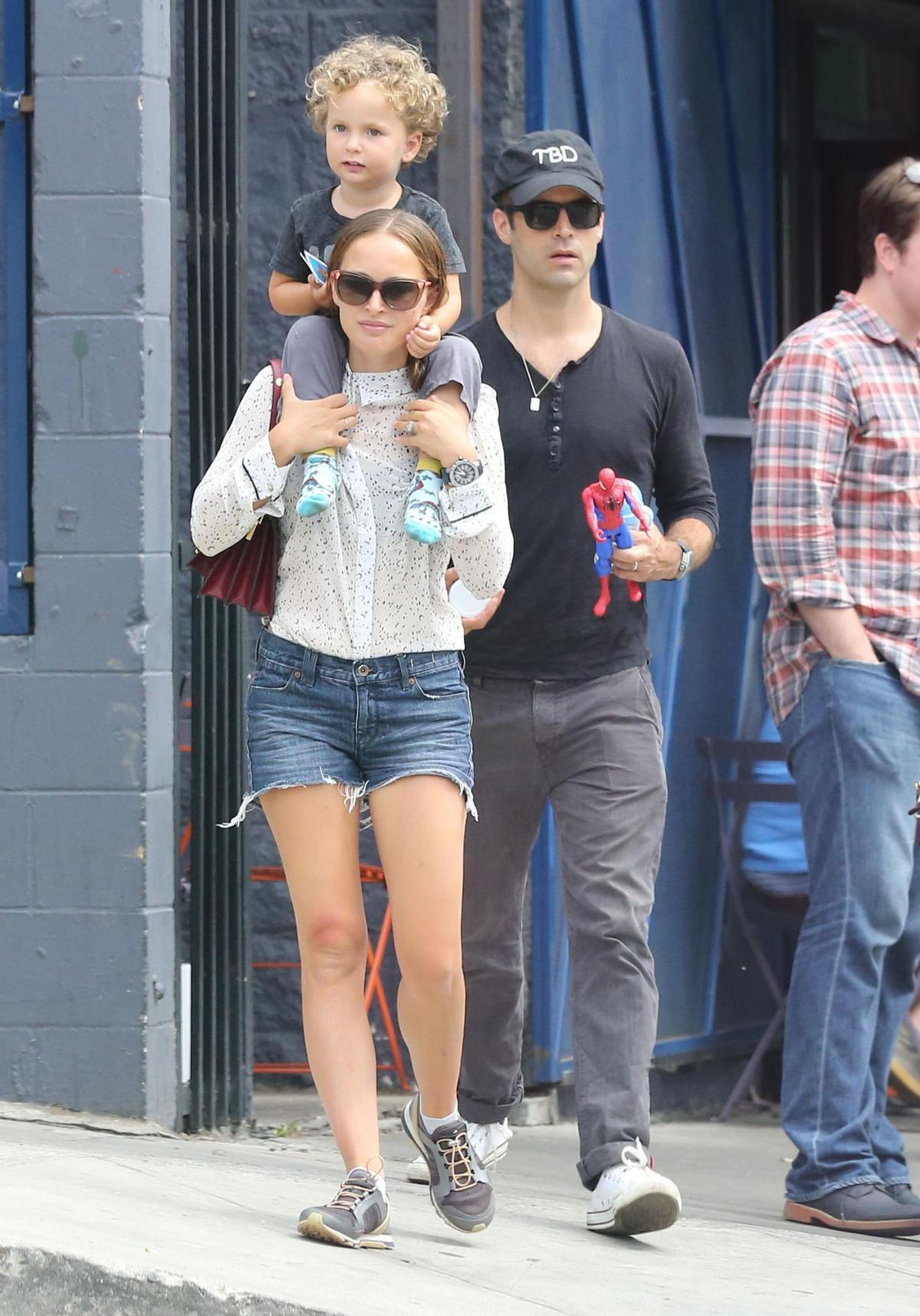 Natalie Portman, con su hijo Aleph a hombros, junto a su esposo Benjamin Millepied, en Los Feliz, California, el verano de 2014.