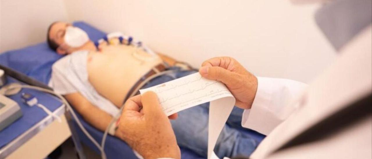 Un metge consulta els resultats d’un electrocardiograma a un pacient. | DIARI DE GIRONA