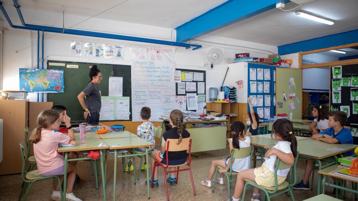Alumnos en una clase del colegio San Isidoro de El Algar (Cartagena)