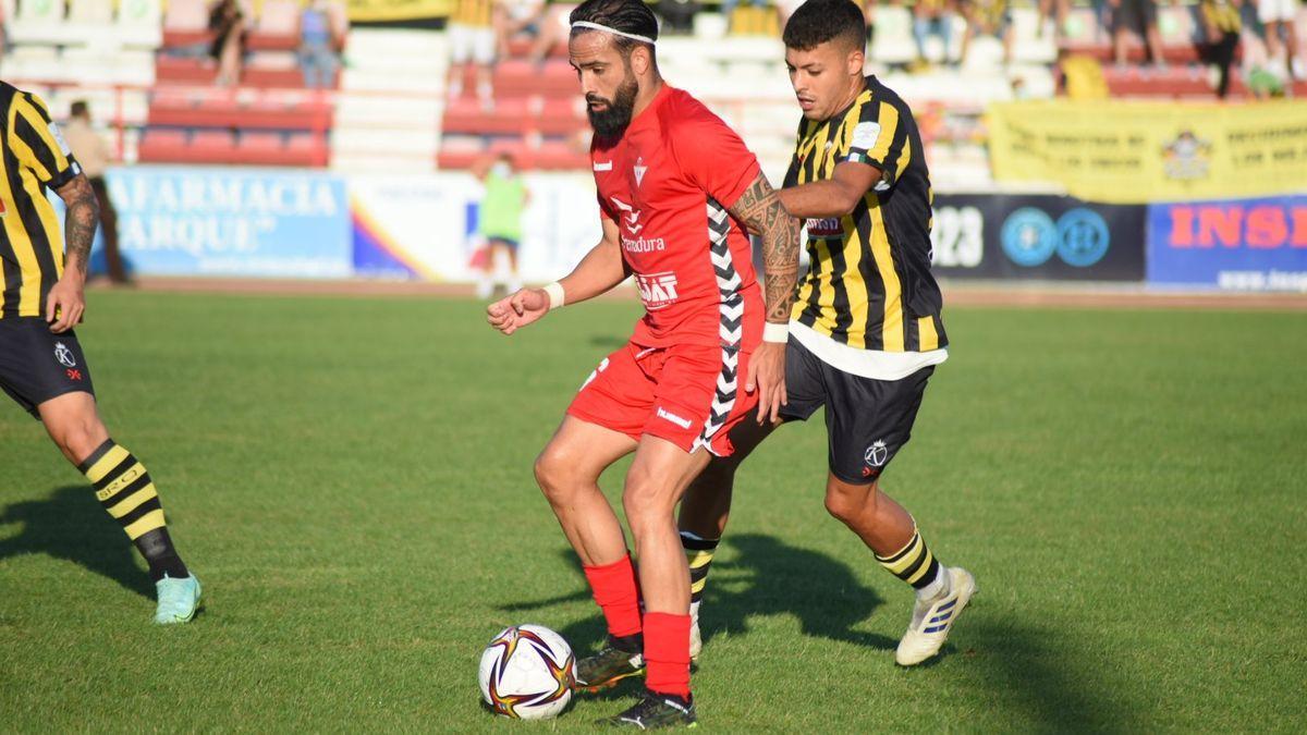 El exblanquiverde Manu Miquel, hoy jugador del Don Benito, durante el encuentro de este domingo ante el San Roque de Lepe.