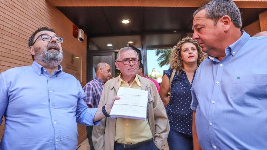 Los representantes de las comunidades de regantes y del Juzgado de Aguas de Orihuela a la salida de los juzgados, ayer.