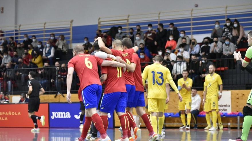 Varios jugadores de la selección celebran uno de los tantos marcados a Ucrania.