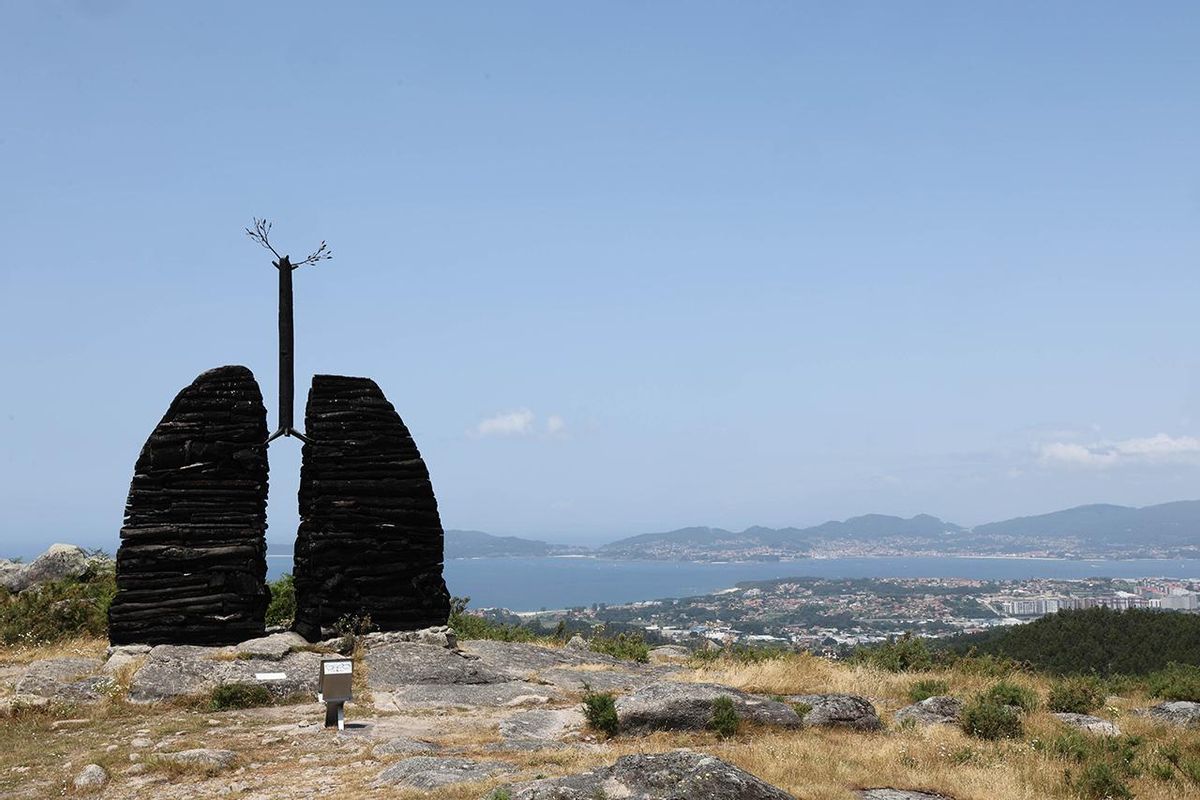Escultura «Rexurdimento» en uno de los miradores del Monte do Castro, en Chandebrito