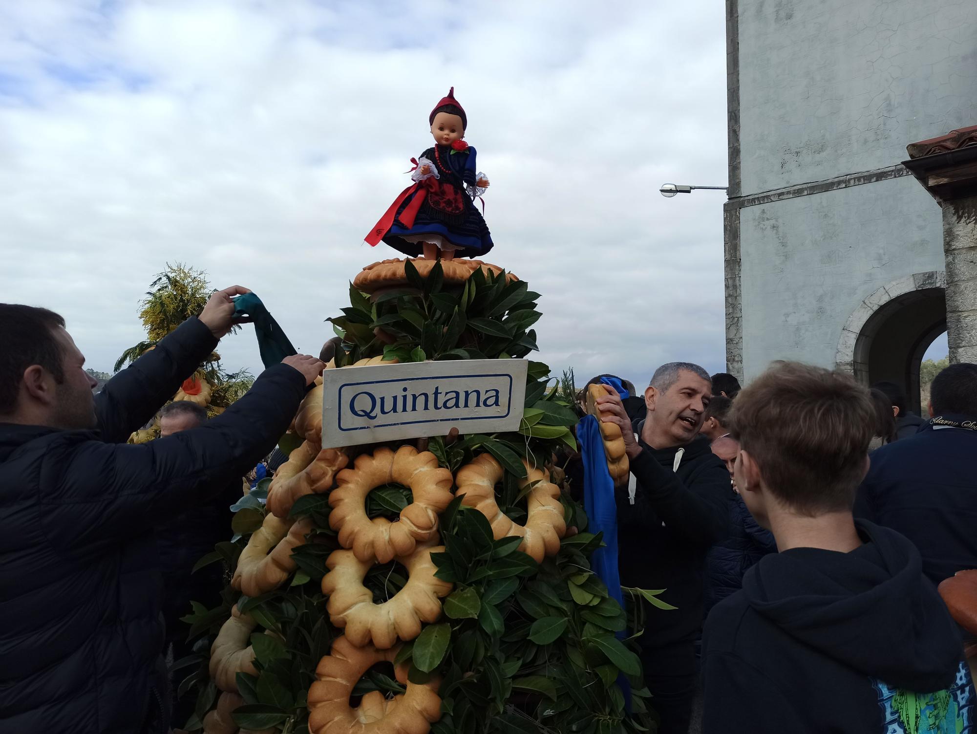 En Posada de Llanes, los panes del ramu vuelan por La Candelaria: "Hay que andar rápido"