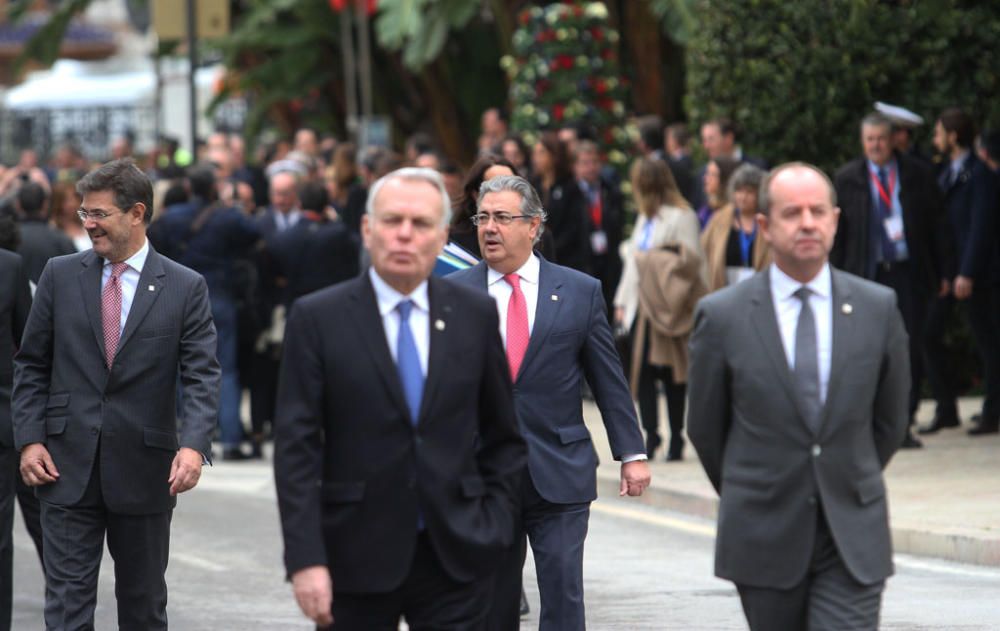 François Hollande y Mariano Rajoy son recibidos con honores junto al Ayuntamiento de Málaga. Antes del almuerzo, han visitado el Museo de Málaga.