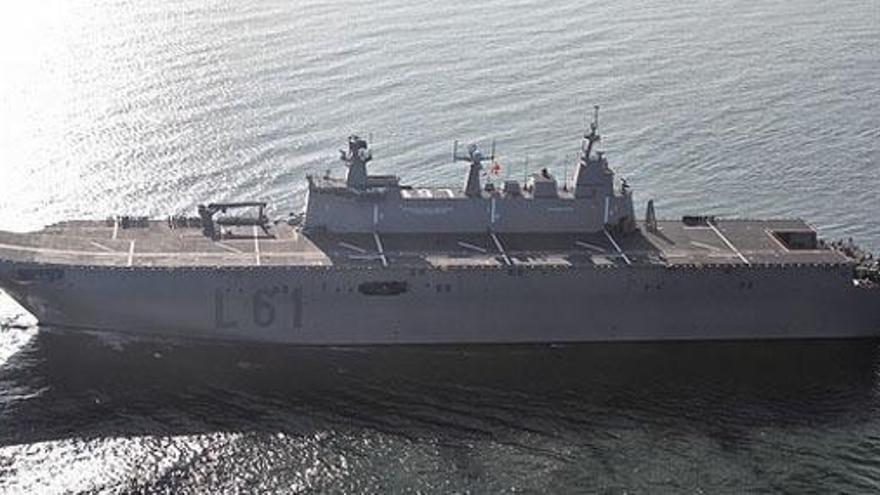 El buque Juan Carlos I llega hoy al puerto de Málaga.