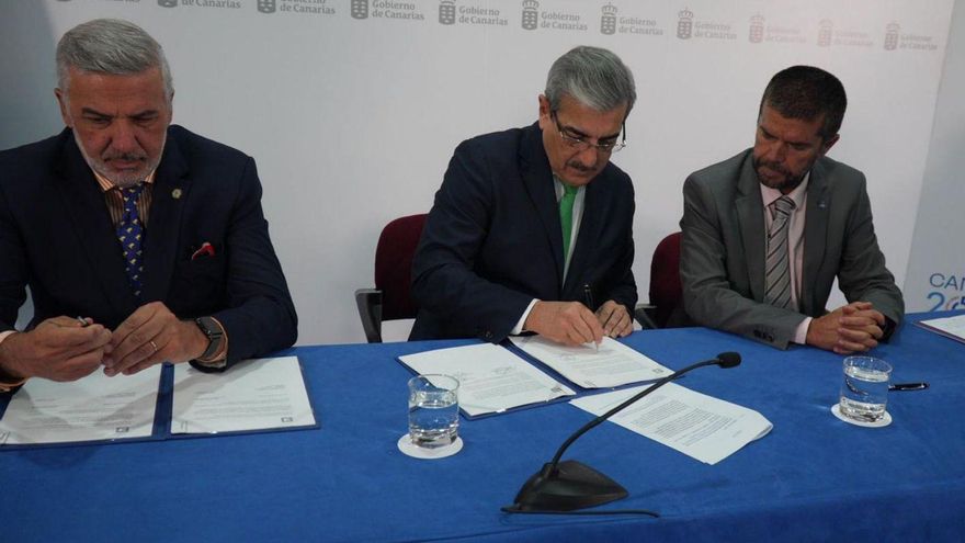 El rector de la ULPGC, el consejero de Hacienda del Gobierno de Canarias y el rector de la ULL. | | EL DÍA