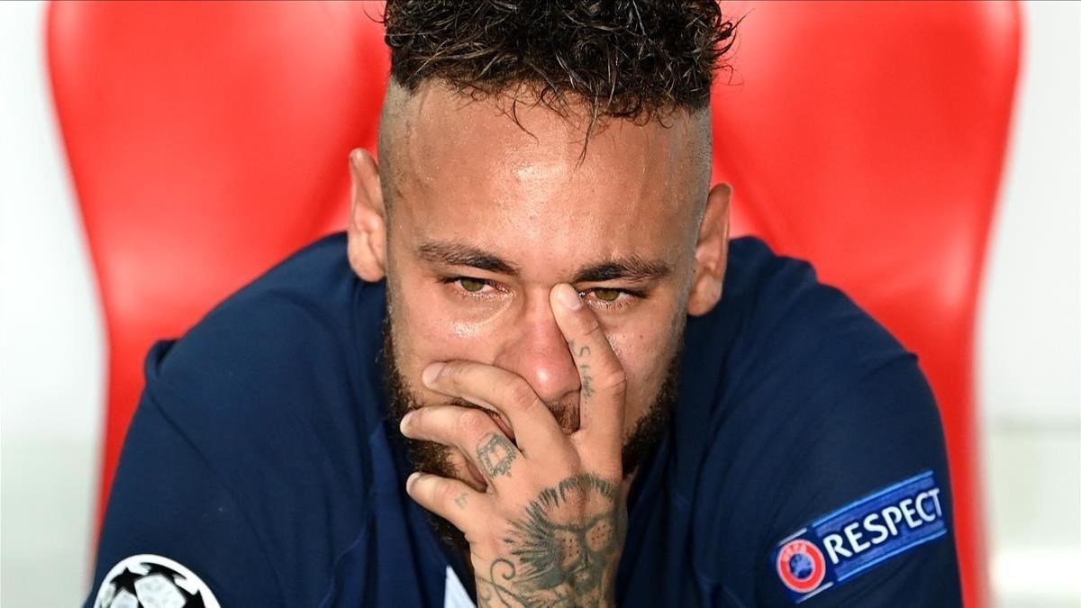Neymar, desolado, tras perder la final de la Champions en el estadio Da Luz de Lisboa.