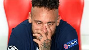 Neymar, desolado, tras perder la final de la Champions en el estadio Da Luz de Lisboa.