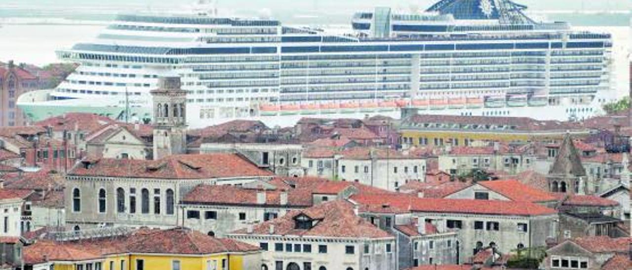 Un megacrucero navega un canal de Venecia, que ha prohibido su entrada al centro de la ciudad.  | EFE