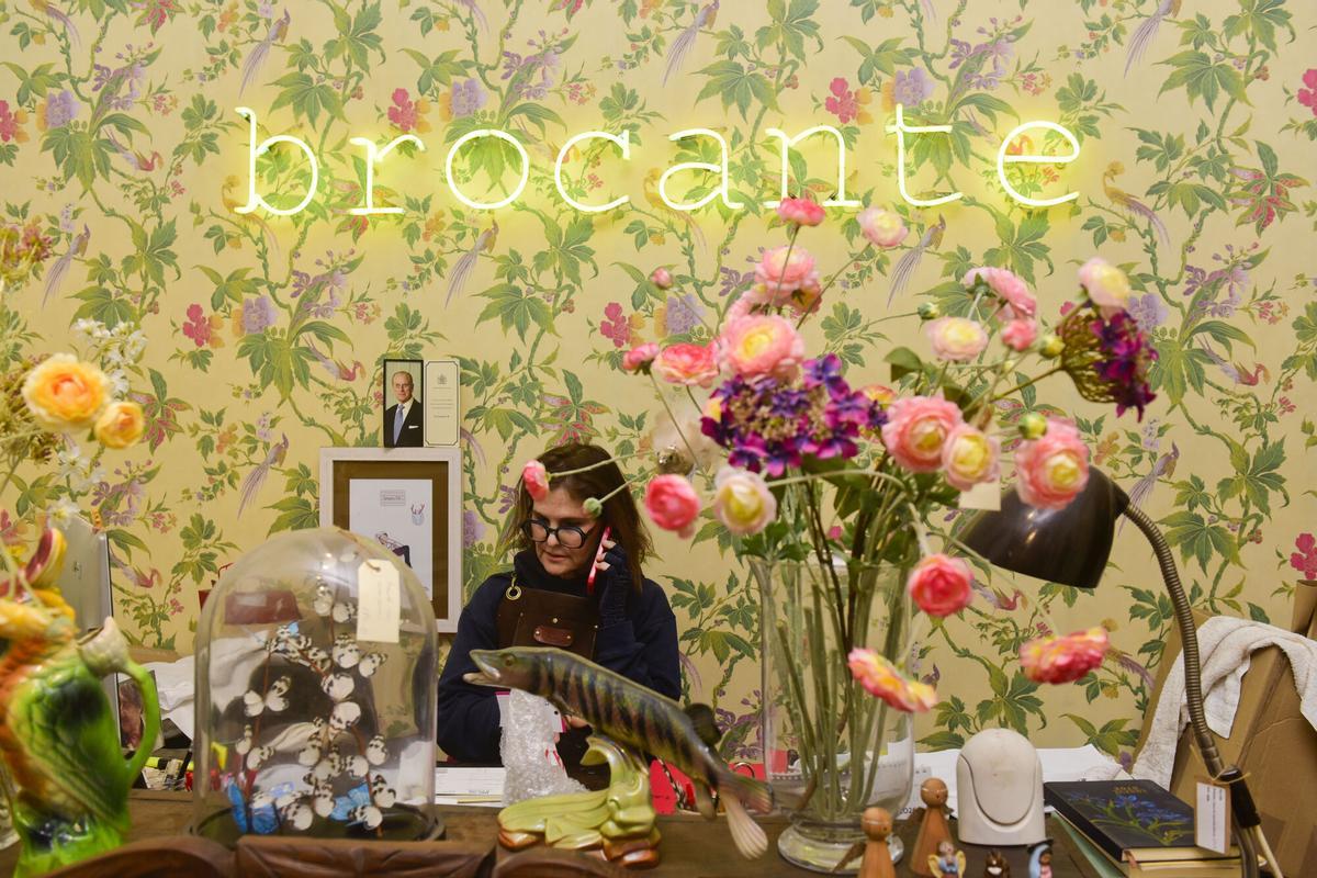 La propietaria de Brocante, Mónica Arrojo, en su anticuario.