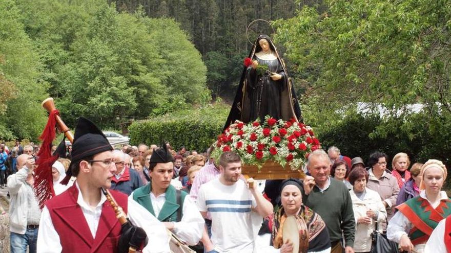 La procesión de ayer en Barréu (Ribadesella).