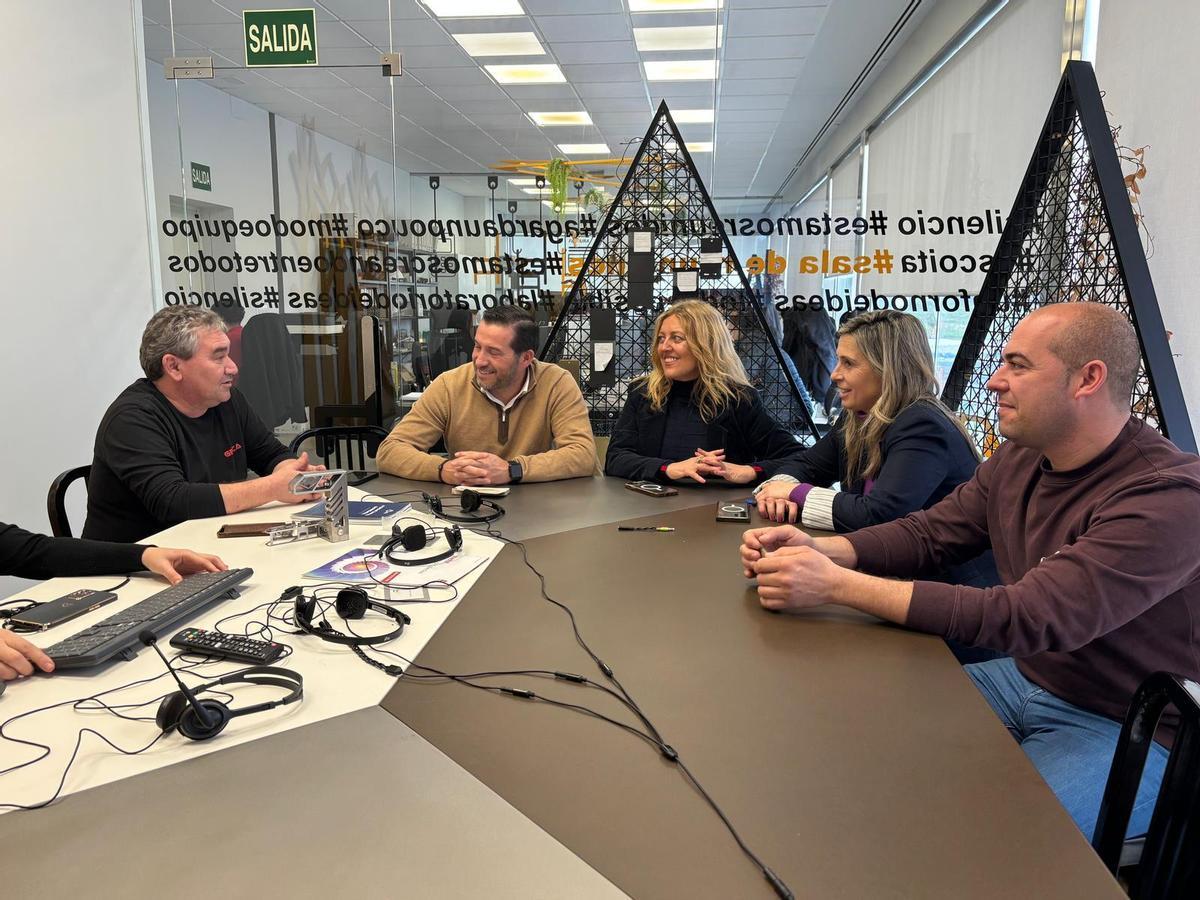 Beatriz Sestayo, centro, y la alcaldesa de Vimianzo, Mónica Rodríguez, en una reunión.