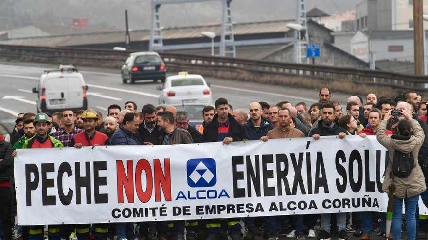 Trabajadores de la fábrica de aluminio de Alcoa en A Coruña en una protesta contra el cierre.