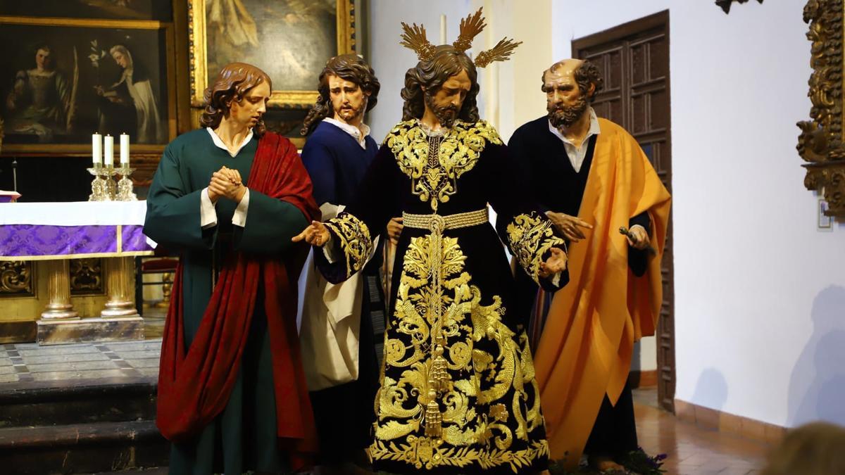 Las nuevas tallas de San Pedro, San Juan y Santiago , junto a Nuestro Padre Jesús de la Salud.