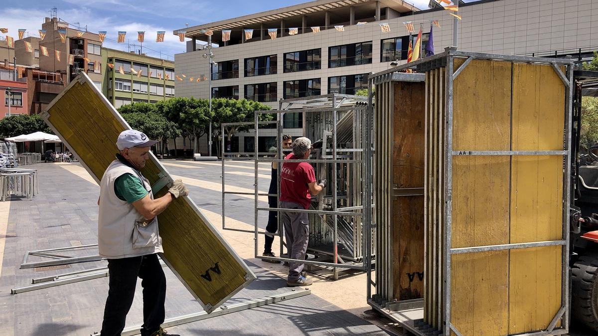 Desmontaje de los escenarios de las fiestas, este lunes, en Almassora.