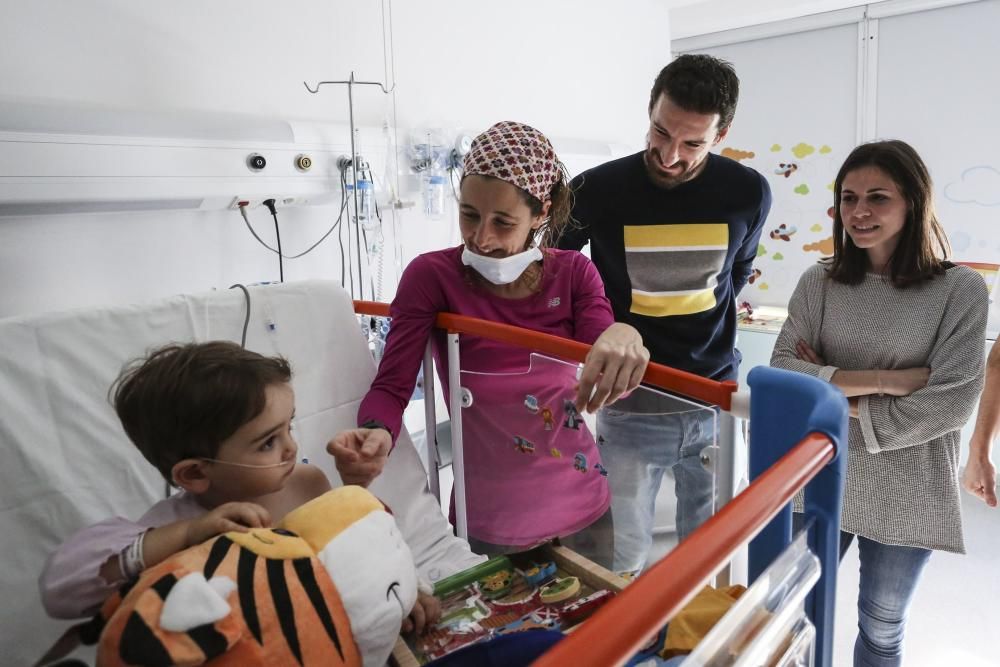 El Real Oviedo y el Oviedo Moderno visitan a los niños enfermos en el HUCA